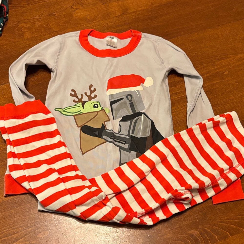 Hanna Andersson Star Wars Gray and Red Holiday Pajama Set    baby yoda!